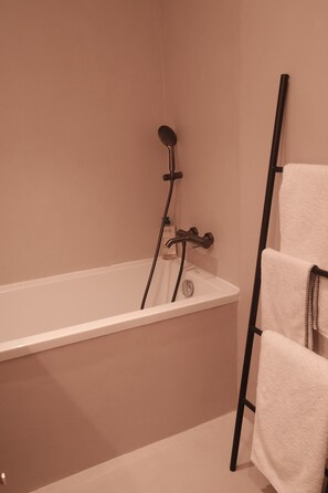 Badewanne, Haartrockner, Handtücher, Seife