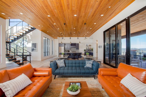 Smart-TV, Kamin, Tischtennisplatte, BĂŒcher