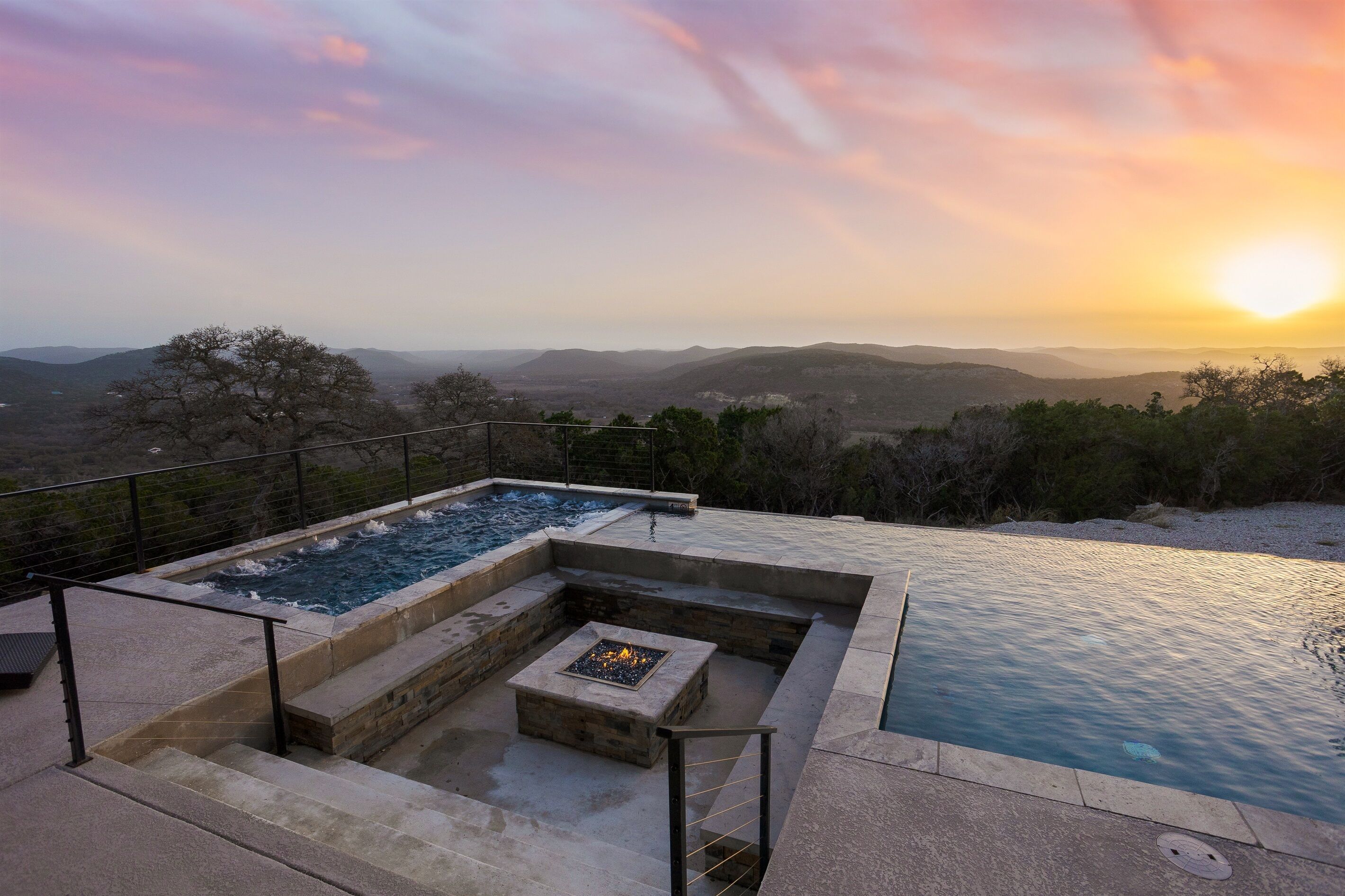 Una piscina a sfioro, una piscina riscaldata, lettini