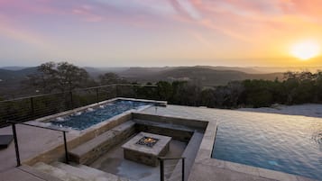 Una piscina a sfioro, una piscina riscaldata, lettini