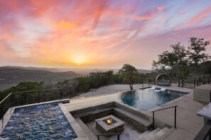 An infinity pool, a heated pool, pool loungers - Glam Heated Infinity Pool•Huge Hot Tub•Near Frio River•Incredible Views•Firepit (Concan)