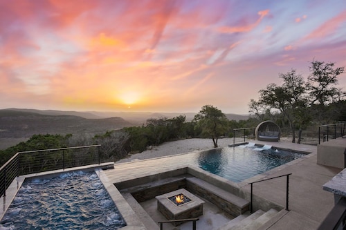 Glam Heated Infinity Pool•Huge Hot Tub•Near Frio River•Incredible Views•Firepit