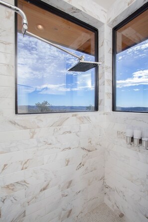 Baignoire, douche à « effet pluie », sèche-cheveux, serviettes fournies