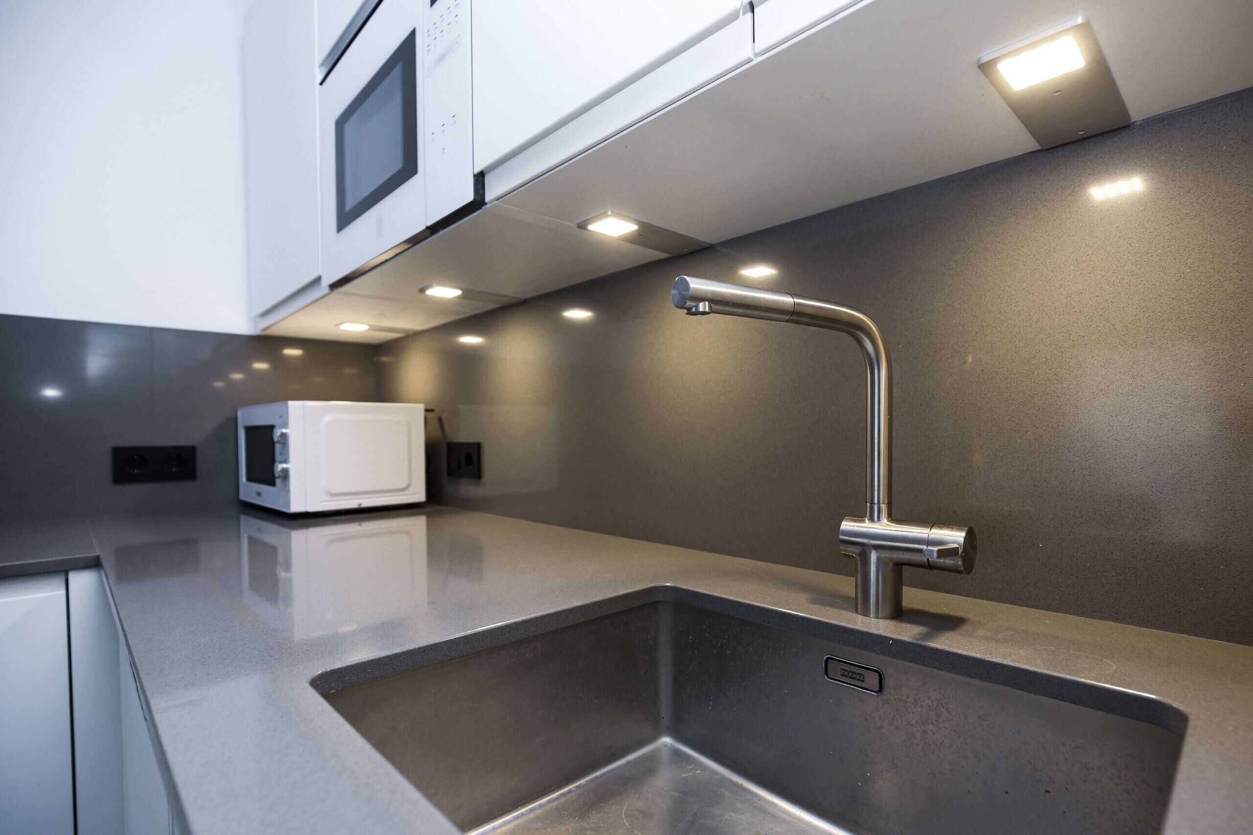 Een koelkast, een magnetron, een oven, een vaatwasser