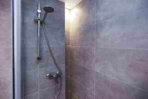 Douche, serviettes fournies