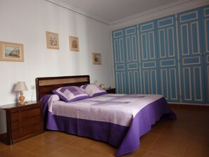 3 habitaciones, escritorio, tabla de planchar con plancha y wifi gratis 