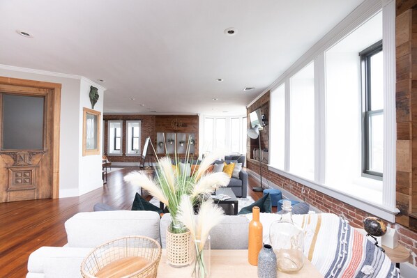 Smart TV, books, video library, stereo