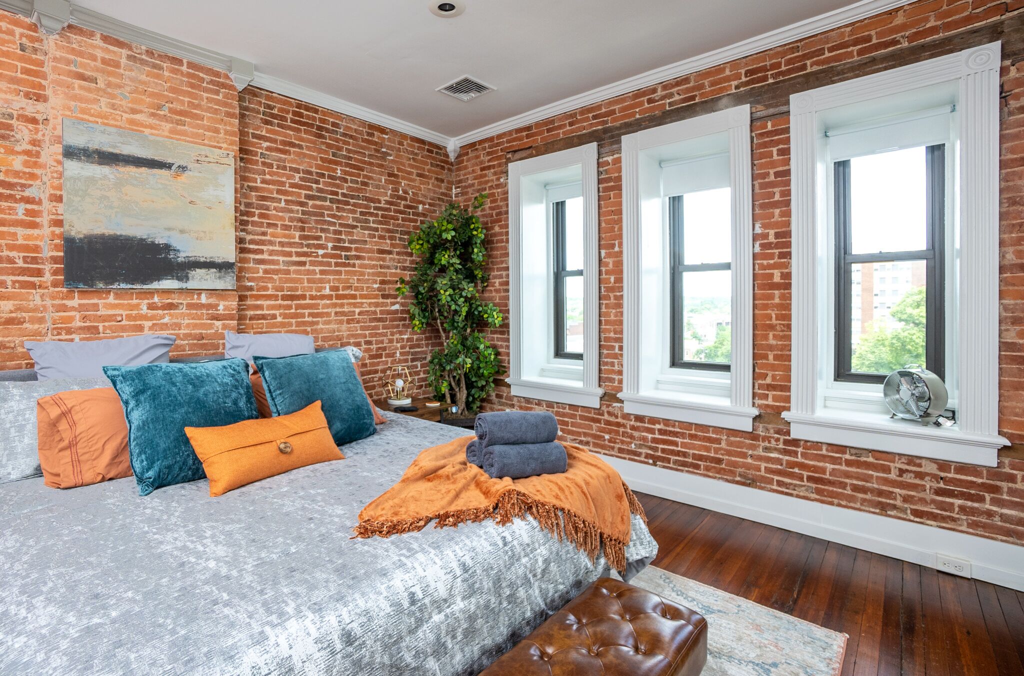 1 dormitorio, escritorio, tabla de planchar con plancha y cuna de viaje