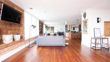 Smart-TV, Bücher, Videothek, Stereoanlage