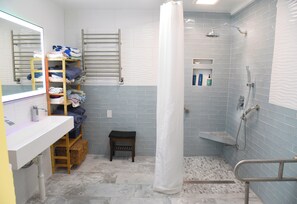 Bañera con ducha, secador de pelo, toallas, jabón