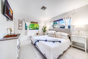 3 camere, una scrivania, ferro/asse da stiro, culla da viaggio