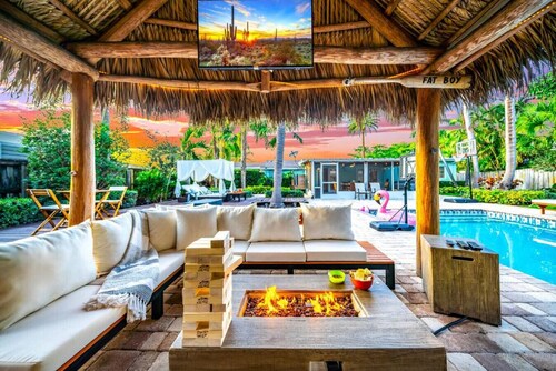 New! 4Bed Htd Pool/Jacuzzi/5 Min to Beach/Tiki Hut