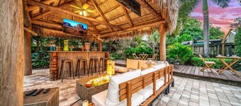 New! 4Bed Htd Pool/Jacuzzi/5 Min to Beach/Tiki Hut