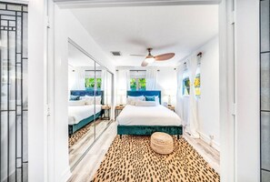 4 Schlafzimmer, Schreibtisch, Bügeleisen/Bügelbrett, Reisekinderbett
