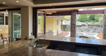 Family luxury villa w/Pool Hilo — 5 min from the beach!