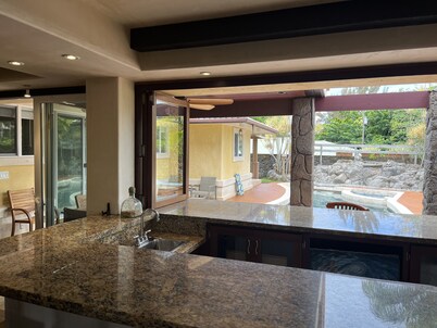 Family luxury villa w/Pool Hilo — 5 min from the beach!