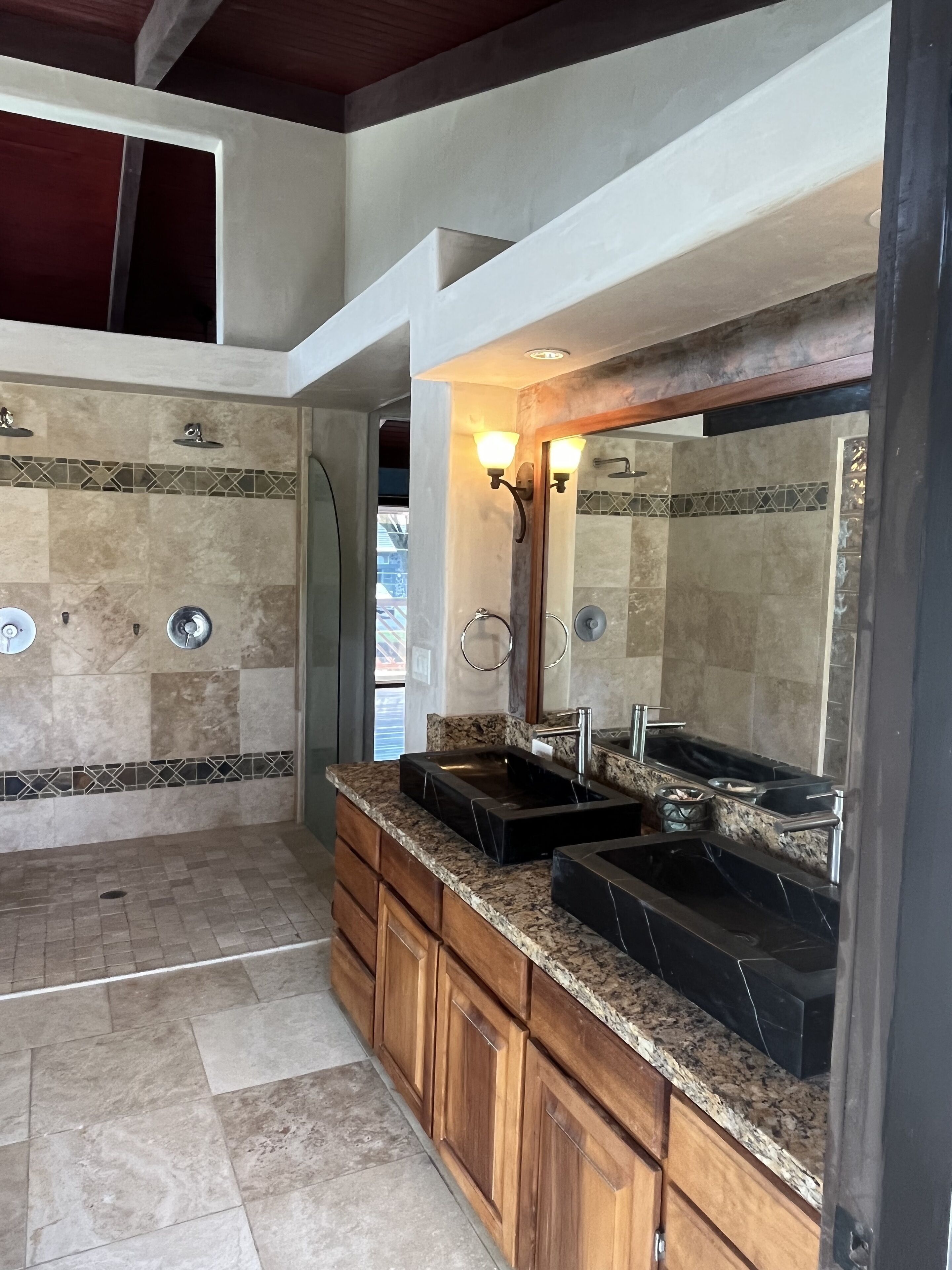Combined shower/tub, jetted tub, hair dryer, towels