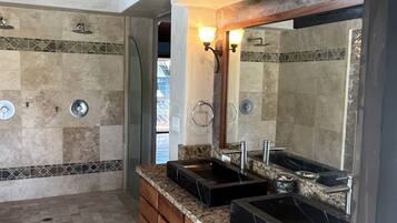 Combined shower/tub, jetted tub, hair dryer, towels