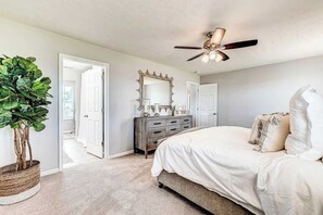 4 habitaciones, escritorio y tabla de planchar con plancha