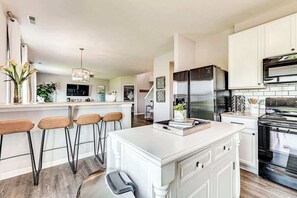 Réfrigérateur, four à micro-ondes, un four, surface de cuisson