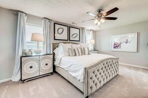 4 chambres, bureau, fer et planche à repasser, lit de bébé portatif