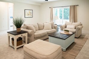 Smart TV, fireplace, foosball - Large Open Home on Golf Course with Chef's Kitchen (Arlington)