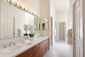 Bañera con ducha, bañera de hidromasaje, secador de pelo, toallas