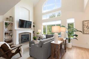 Smart TV, fireplace, foosball - Large Open Home on Golf Course with Chef's Kitchen (Arlington)