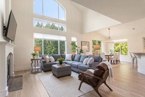 Smart TV, fireplace, foosball - Large Open Home on Golf Course with Chef's Kitchen (Arlington)