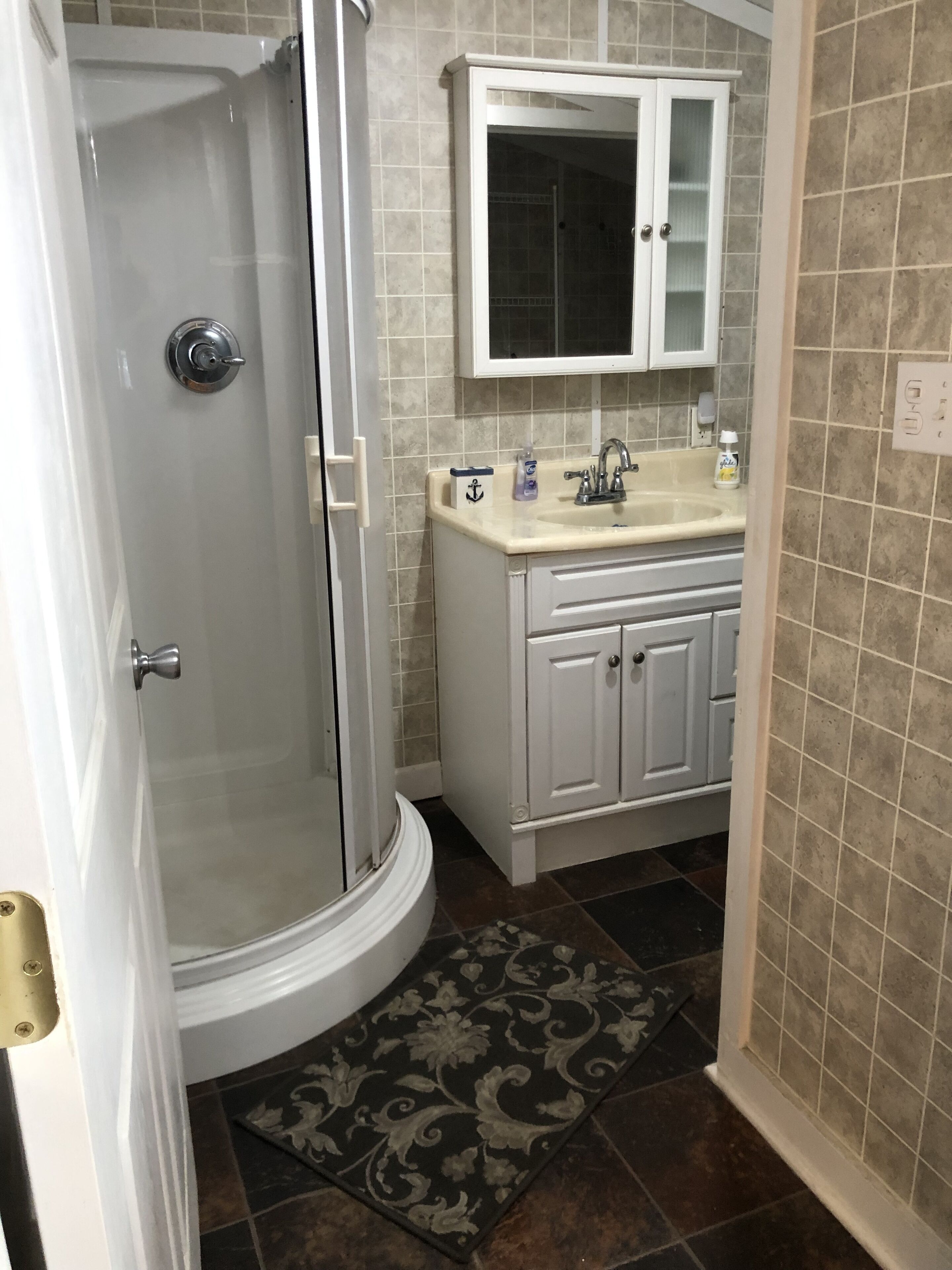 Dusj, hårføner og toalettpapir