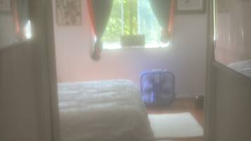 2 bedrooms, desk, WiFi