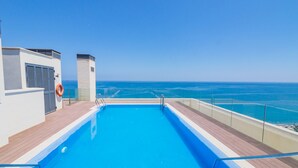 A swimming pool with a clear view of the ocean. - Cubo's Sea View Pacifico Street & Free Parking / free wifi / air conditioning (Málaga)