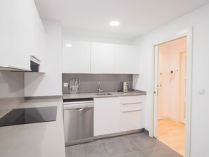 Kühlschrank, Mikrowelle, Ofen, Geschirrspüler