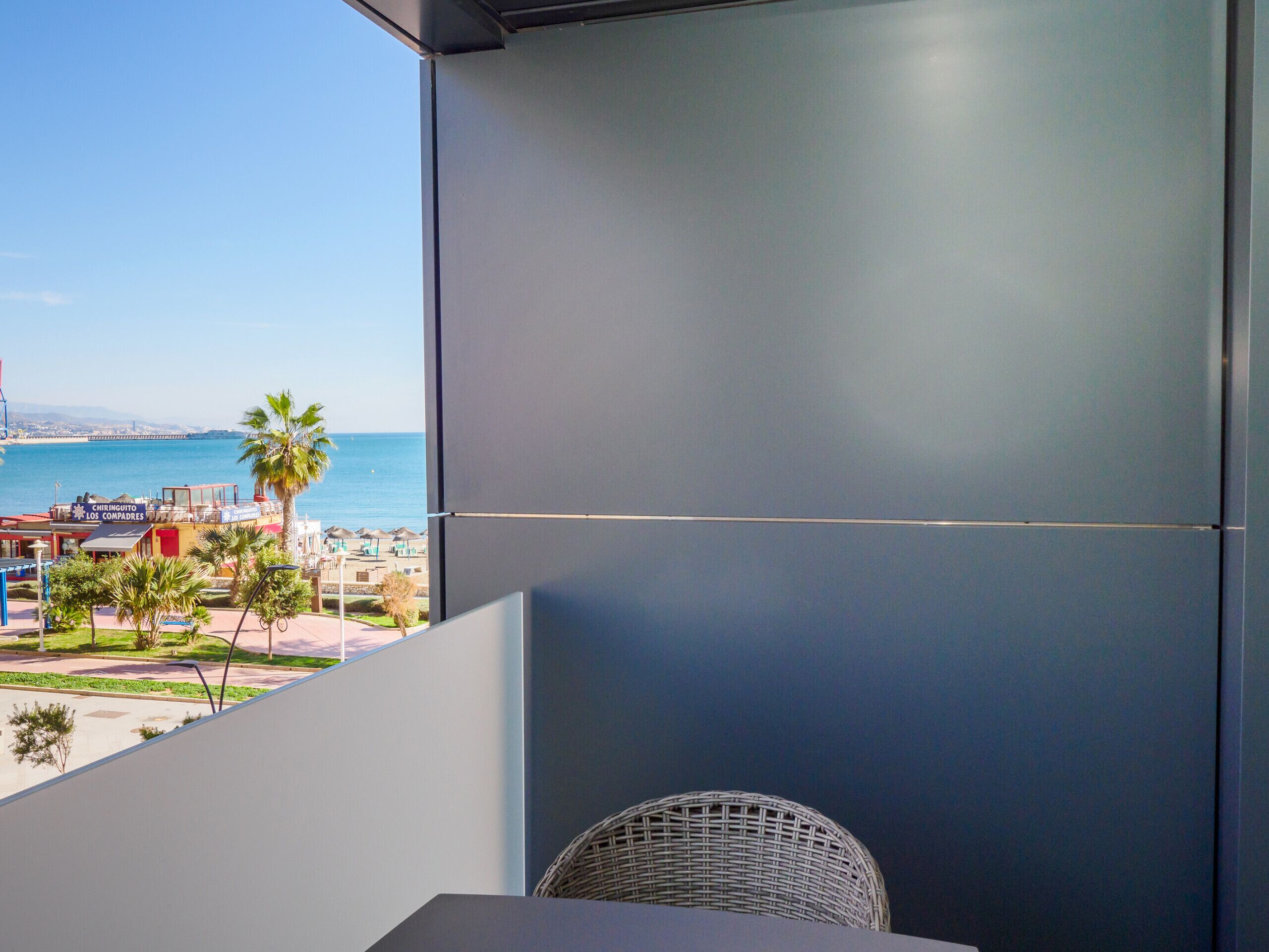 Un balcón con vistas al mar y a la playa.