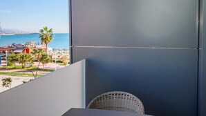 A balcony with a view of the sea and a beach area. - Cubo's Sea View Pacifico Street & Free Parking / free wifi / air conditioning (Málaga)