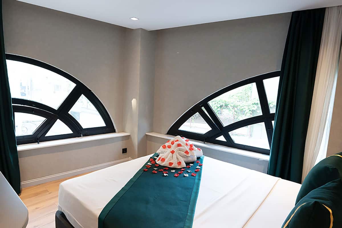 Premium bedding, minibar, in-room safe, desk