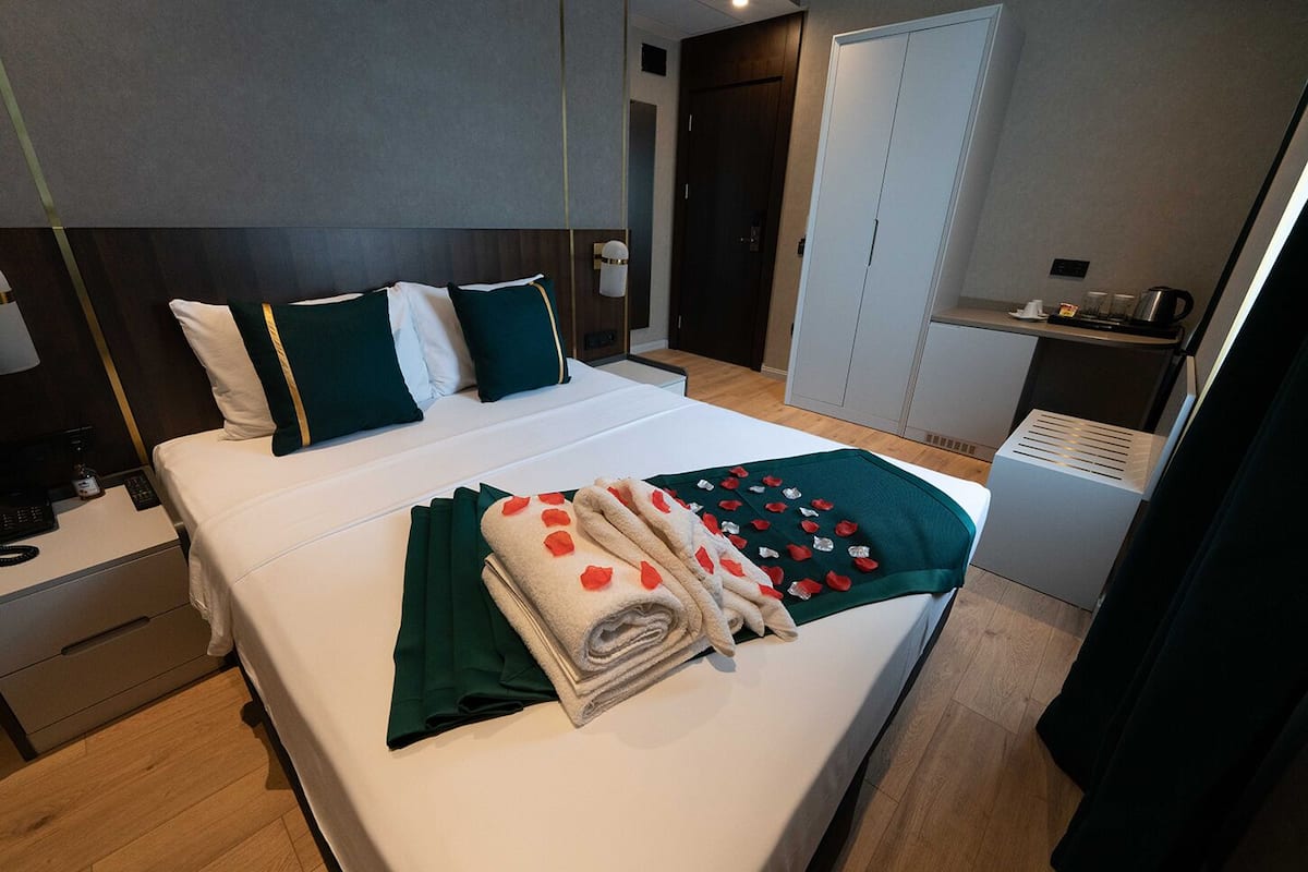 Family Suite | Seprai premium, minibar, brankas, dan meja kerja