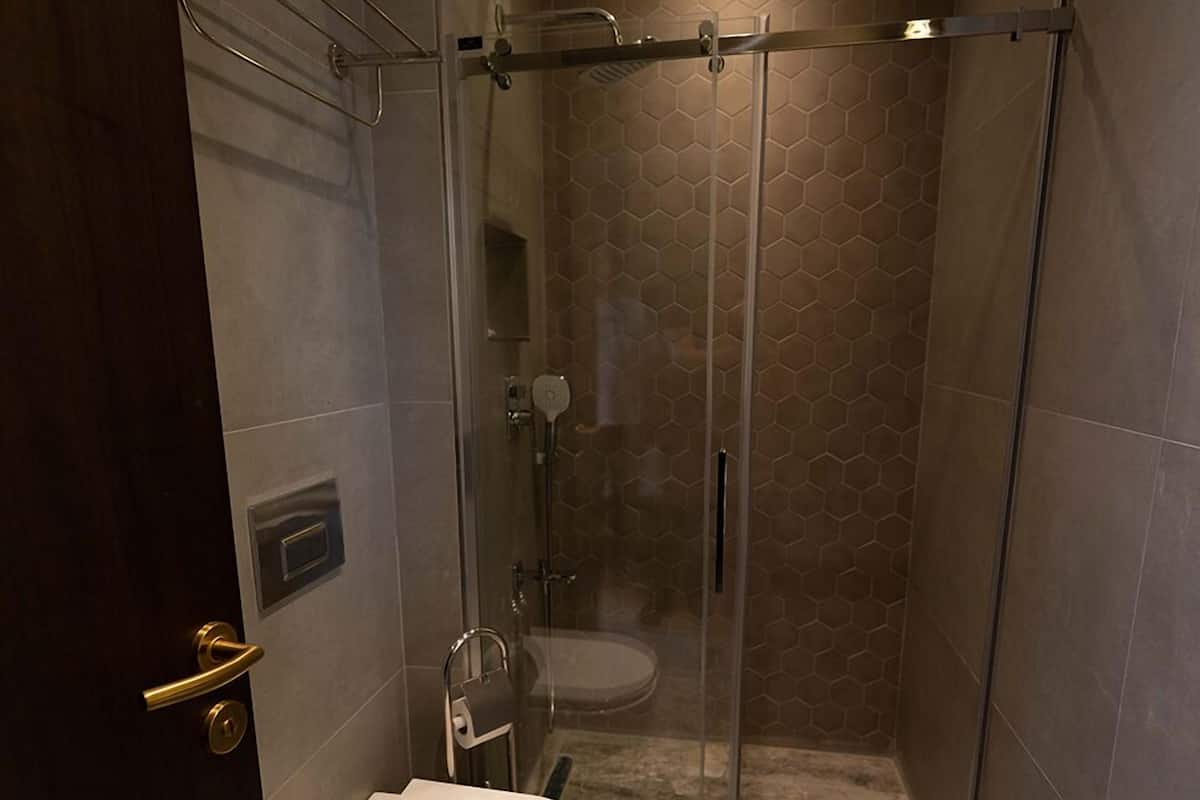 Family Suite | Kamar mandi | Shower, pancuran hujan, pengering rambut, dan jubah mandi
