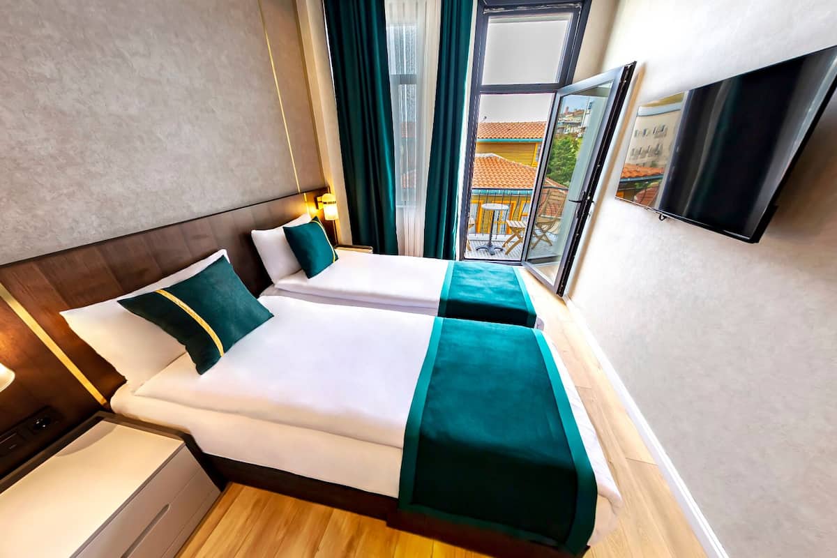 Balcony Room with partially sea view | Seprai premium, minibar, brankas, dan meja kerja