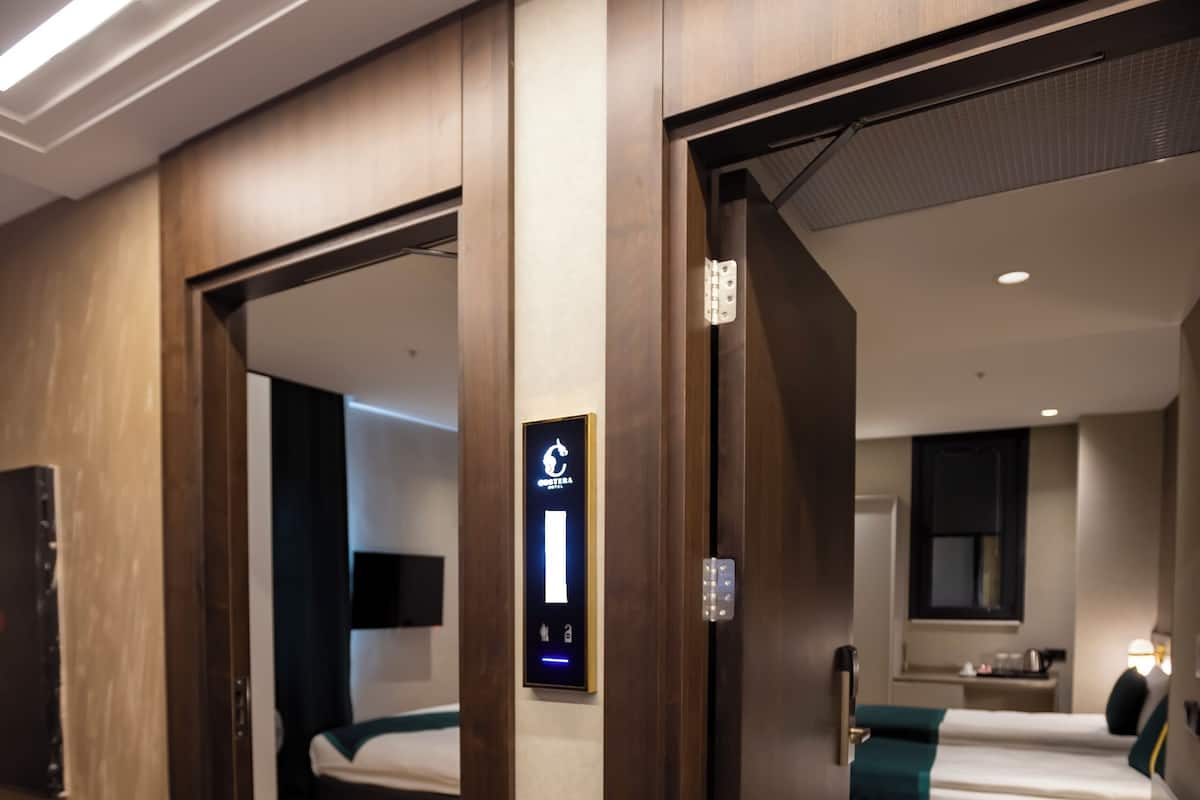 Family Suite | Seprai premium, minibar, brankas, dan meja kerja