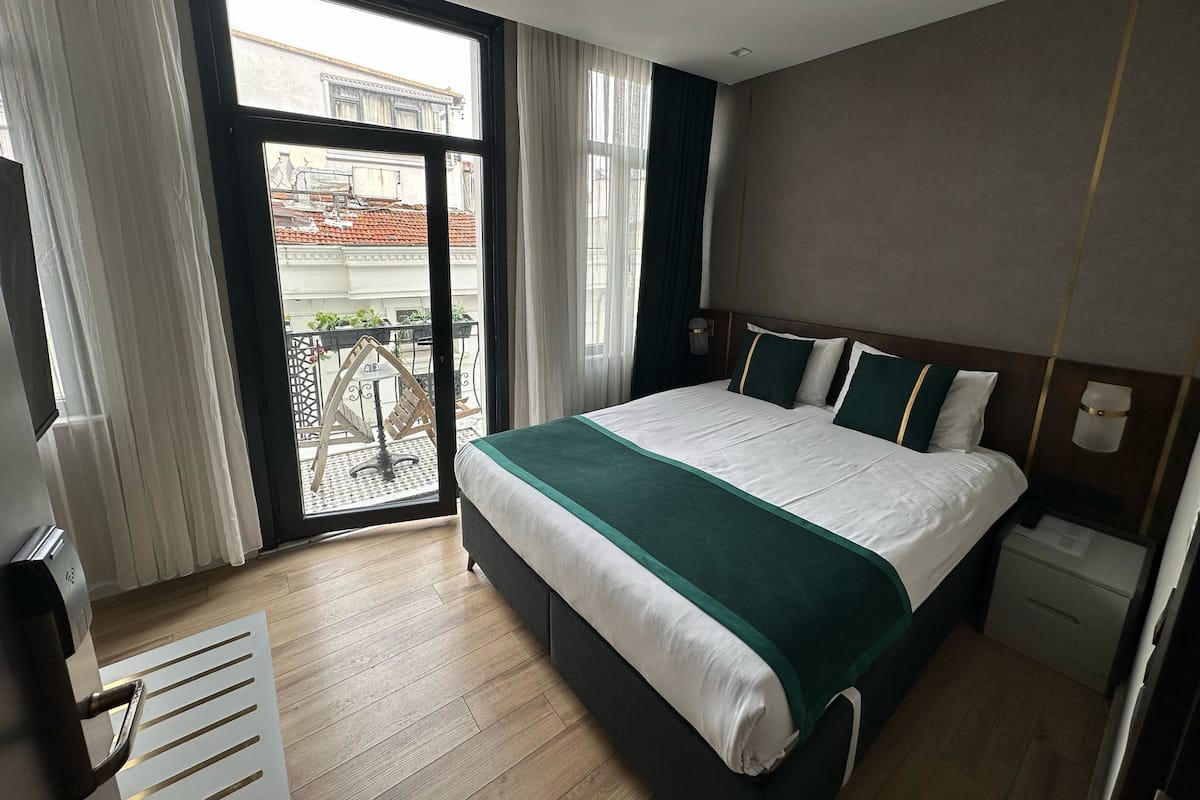 Basic-værelse - 1 dobbeltseng - balkon - byudsigt | Premium-sengetøj, minibar, pengeskab på værelset, skrivebord