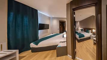 Family Suite | Premium bedding, minibar, in-room safe, desk