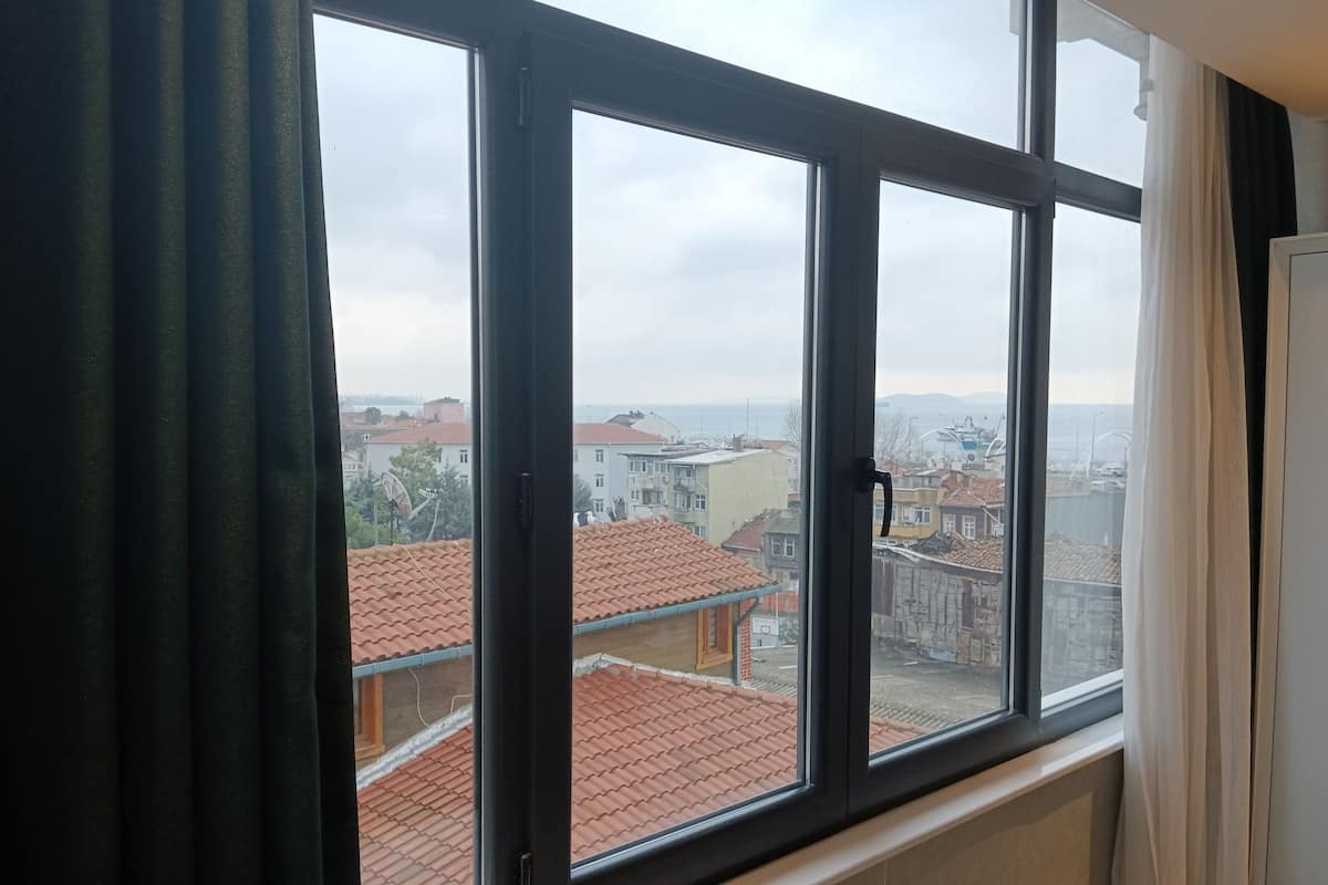 Panorama-værelse - delvis havudsigt | Premium-sengetøj, minibar, pengeskab på værelset, skrivebord