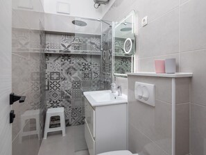 Dusche, kostenlose Toilettenartikel, Haartrockner, Handtücher