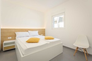 2 habitaciones, tabla de planchar con plancha y cuna de viaje 