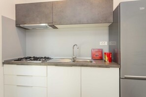 Kühlschrank, Herdplatte, Wasserkocher mit Kaffee-/Teezubehör