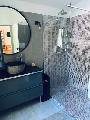 Dusche, Handtücher, Seife, Toilettenpapier