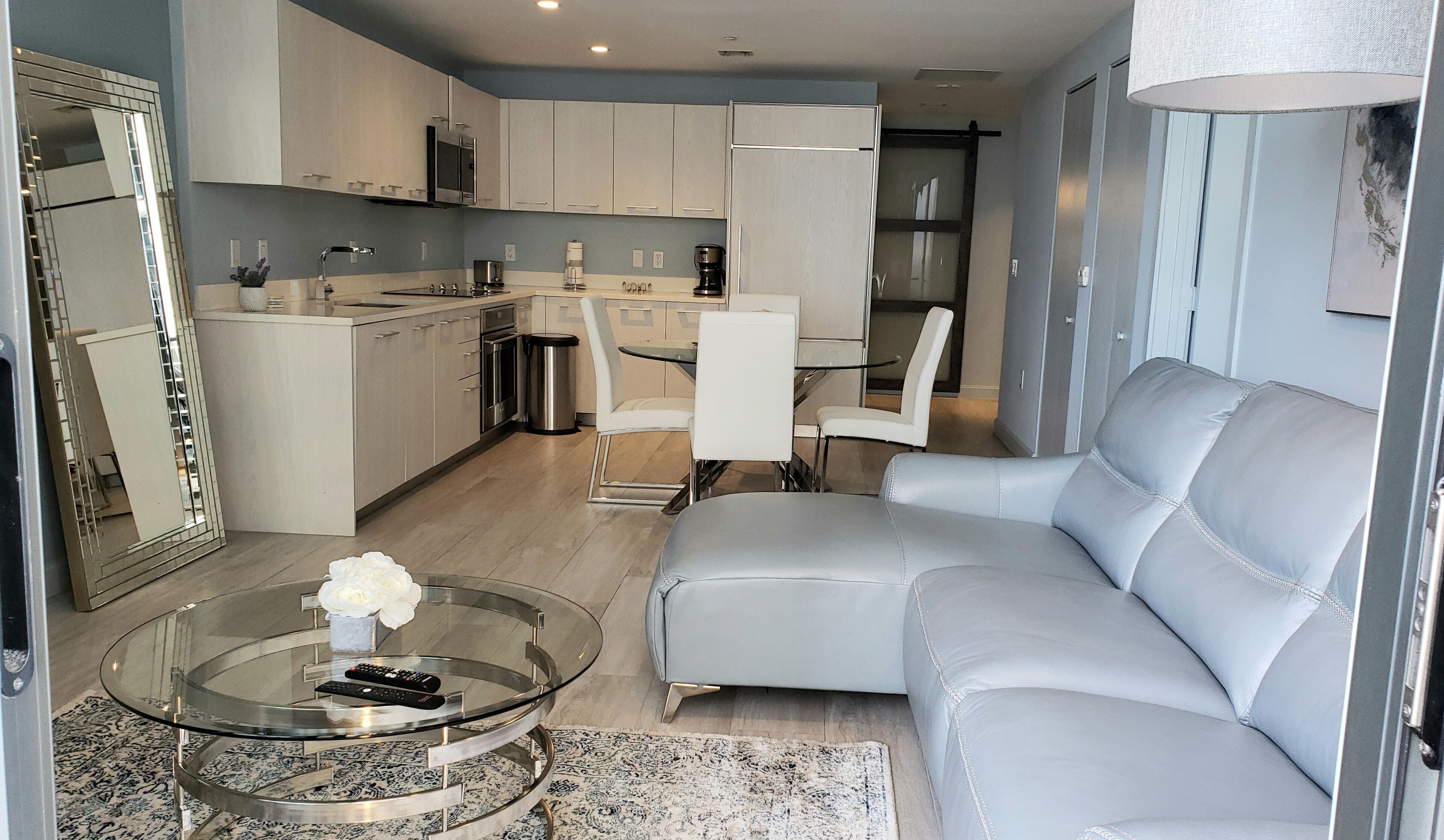 Miami Escape: 1BR+Den near Best! Nightlife, Restaurants, Shops & Luxe Amenities