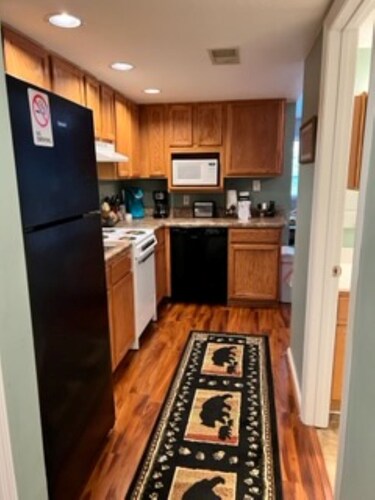 LOOK!! Condo 2 blocks off Parkway...pool...wifi...walk to island...beautiful