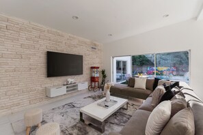 TV connectée, cheminée, jeux vidéo, table de tennis de table